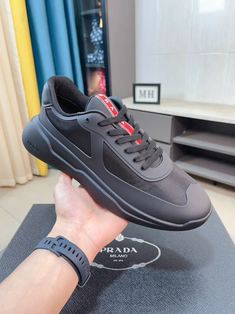 The ex-factory price is 680🌹🌹The high-quality new Prada (Prada) counters are launched simultaneously. The new men's shoes and 😘fabrics are selected from imported mesh and glue-spraying technology. Imported cowhide lining. 👍🏿High-end☄️Open-molded non-slip rubber outsole, exquisite lines, simple and elegant, comfortable and high-end for leisure travel. Code number: 38 to 44